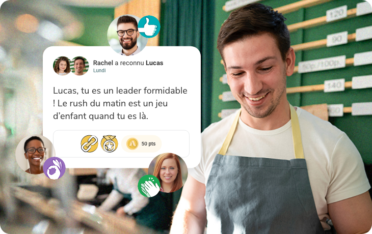 employé de première ligne recevant les félicitations d'un collègue sur son téléphone portable